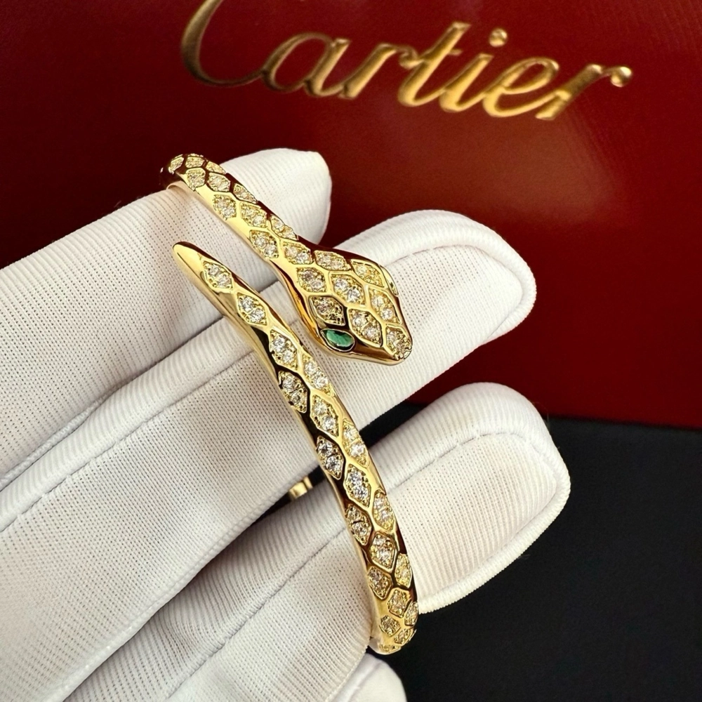 Detailed Craftsmanship In Jewelry Replicas
