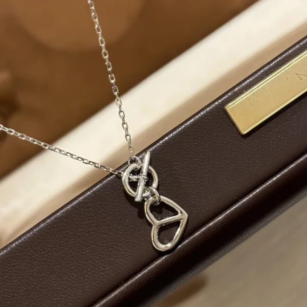 Hermes Cache-Cœur Amulette Pendant